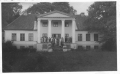 Kr.st.b. Uz mācītājmājas balkona. (V.K.)