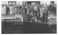 Kr.st.b. Uz mācītājmājas kāpnēm. Vidū prof. Kundziņš. Priekšplānā pa labi māc. Feldmanis (V.K.)