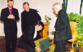 Sv.R. Foto: 90 gadu jubileja konsistorijā. No kreisās:arhib.J.Vanags, LA rektors R.Slenzcka, noliecies māc. G.Kalme