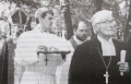 Procesijā uz Augšāmcelšanās draudzes dievnamu (no kreisās) arhibīskaps Jānis Vanags, mācītājs Māris Sants, prāvests Jānis Ginters un mācītājs Roberts Feldmanis. Jāņa Sarkaņa foto