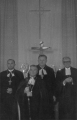  No kreisās: māc.E.Mesters, prāv. V.Ozoliņš, priekšā arhib. J.Matulis Mežaparka bazn._4.jpg
