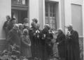 Katlakalna baznīcā Pļaujas svētkos1974.g.Baznīcas 180 g. jubileja igū pa labi: arhib. J'Matulis ar kundzi
