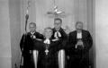 Mežaparka baznīcā centrā arhibīskaps Matulis, no kreisās:māc. Ē. Mesters, māc. Ozoliņš un māc. R.Feldmanis (70- tie gadi) (L.A.B.)