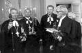 Mežaparka baznīcā: arhibīskaps J.Matulis, māc.Ē.Mesters, māc. V.Ozoliņš un māc. R.Feldmanis, (70tie gadi) (L.A.B.)