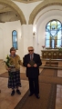 Iveta Ansone un Dzintars Antonovičs Rīgas Augšāmcelšanās baznīcā saņem Profesora Roberta Feldmaņa fonda vitrāžu, pateicībā par ilgstošu atbalstu Fonda darbā. Foto: Sanita